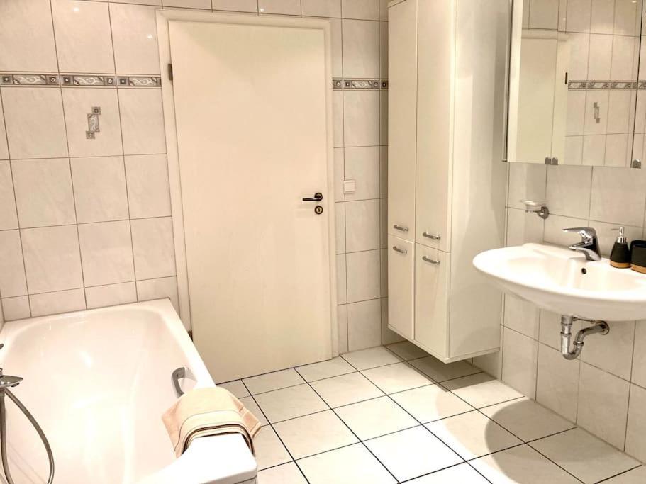 Helle Wohnung Mit Wintergarten - Nahe Ruhrgebiet Und Freizeitpark Movie Park Bottrop Eksteriør billede